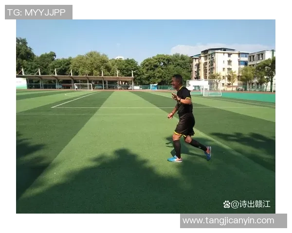 足球传奇人物的荣耀之路：从默默无闻到全球巨星的崛起与突破